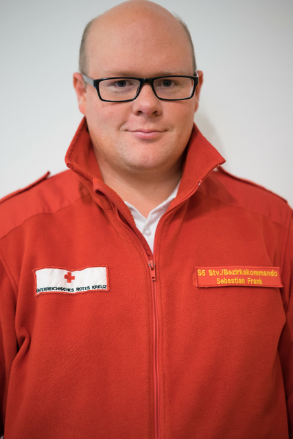 Sebastian Frank über Umgang mit Defibrillatoren. | Foto: ÖRK/Daniel Friedrich