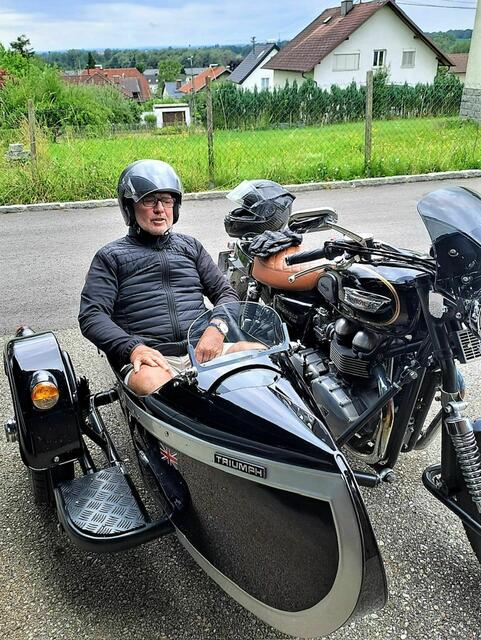 Auf nach Kneiding: Der Schärdinger Robert Ahrer fuhr sogar mit seiner Beiwagenmaschine zu den Open-Air-Tagen ins Kleinod am Kösslbach.  | Foto: Franz Gruber