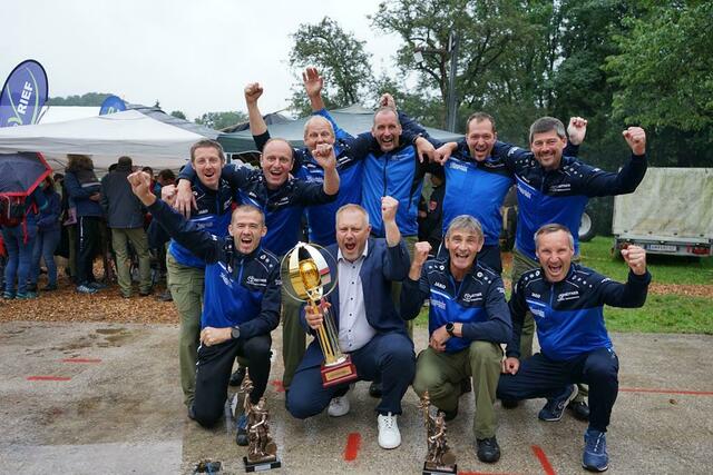 Die Sieger des  Ennstaler-Nassbewerb. Schweinsegg-Zehetner 3 mit Bürgermeister Günther Steindler.