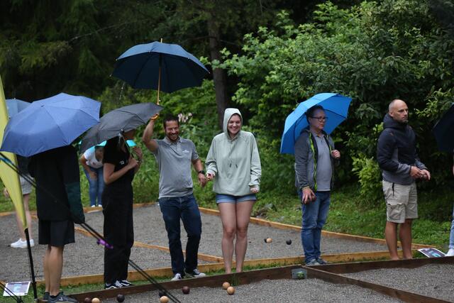 Die Teilnehmerinnen und Teilnehmer der 4. Boccia Firmenchallenge ließen sich vom Unwetter nicht den Spaß verderben. | Foto: Hannes Krainz