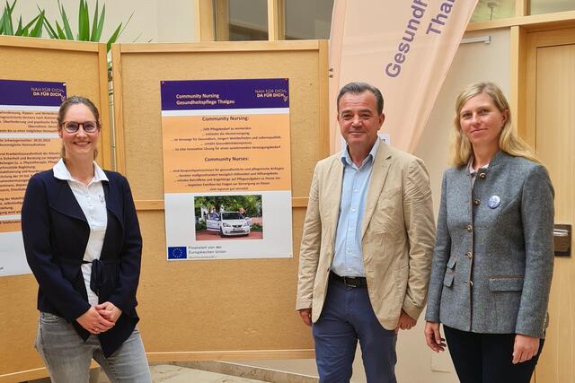 Von links: Magdalena Fischill-Neudeck (Community Nurse), Landesrat Christian Pewny und Christina Kubesch. | Foto: Land Salzburg/Bernhard Kern