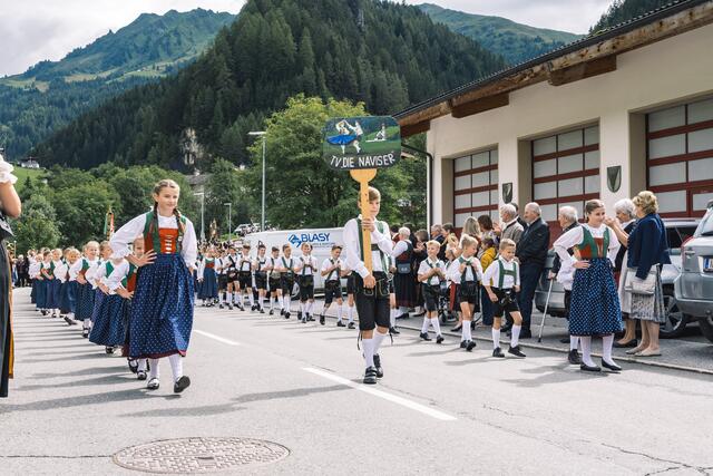 Den Festumzug am Sonntag führten die Gastgeber des Trachtenvereins "Die Naviser" an. | Foto: Pernsteiner