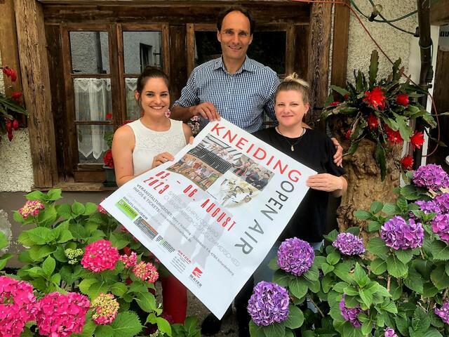 Veranstalter Mathias Ziegler (Mitte) vom Passauer Scharfrichterhaus mit Johanna Mader und Kathi Wagman waren voll zufrieden mit dem heurigen Open-Air in Kneiding. | Foto: Franz Gruber