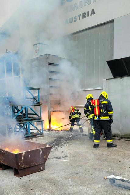 Bei einem Brand kann es bis zu 700 Grad heiß werden. | Foto: Bezirksfeuerwehrkommando Lilienfeld