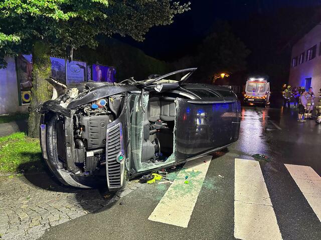 Das Auto des 30-Jährigen überschlug sich bei dem Unfall.  | Foto: ZOOM.Tirol