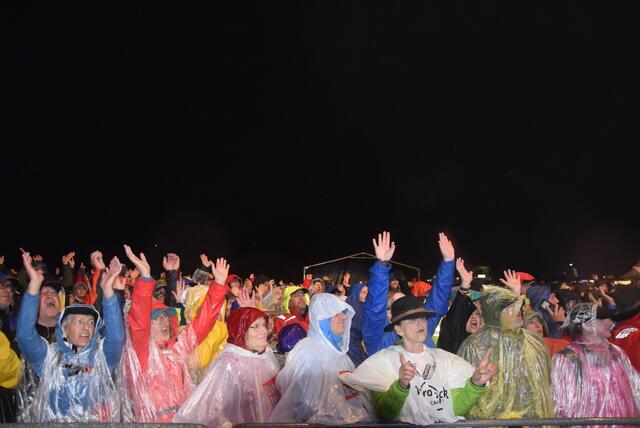 Den Fans war das Wetter egal. Sie feierten ihre Helden und sorgten für eine einmalige Stimmung. | Foto: Marc Hollinger