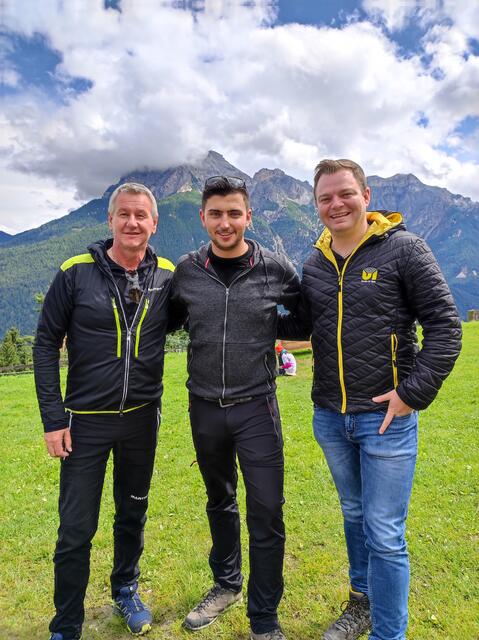Marco Spiegl freut sich zusammen mit seinem Musikproduzenten Stefan Erler und U1-Moderator Lukas Brunner über einen gelungenen Tag.  | Foto: Mair