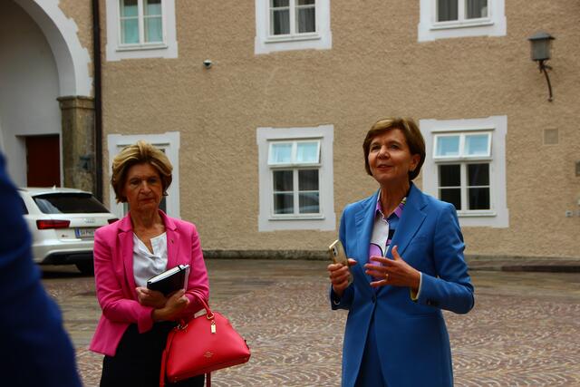 Empfang im Hof des Chiemseehofes durch (v.l.) Bundesrätin Andrea Eder-Gitschthaler und Landtagspräsidentin Brigitte Pallauf  | Foto: Martin Schöndorfer, 2023