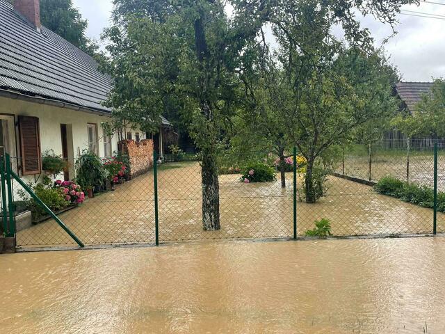 Enorme Wassermengen richteten besonders in Loibach schwere Schäden an. Straßen, Radwege, Keller und Wiesen waren überflutet. | Foto: MeinBezirk.at