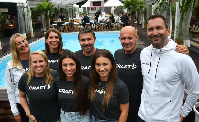 Craft-Geschäftsführung Karin Ganster und Andreas Resch (weiß) mit der Damen-BL-Mannschaftsabordnung des USV Neulengbach.