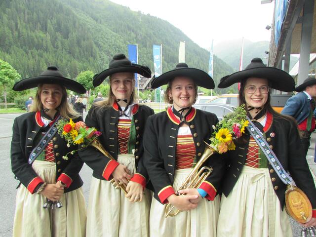 Die Marketenderinnen der BüMK Pians freuten sich, in St. Anton dabei zu sein. 