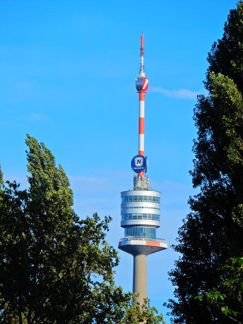 Donauturm ( herangezoomt )