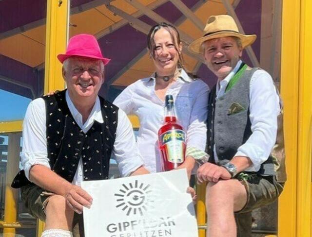 Franz Radinger ist top motiviert. Gerlitzen-Gipfelhaus Chef Thomas Martinz  freut sich über den "Promi-Barkeeper".  | Foto: Privat