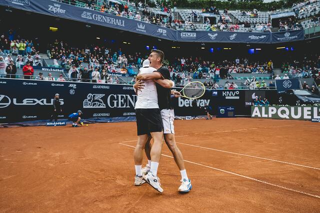 Moment des Triumphs: Alexander Erler und Lucas Miedler bejubeln den Doppel-Triumph. | Foto: Scheuber