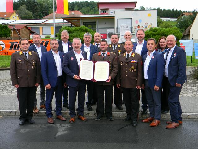 Die Feuerwehr Inzenhof wurde 125 Jahre alt. Bgm. Jürgen Schabhüttl und Kommandant Ronny Reif (Mitte) erhielten als Geschenk die Original-Gründungsurkunde aus 1898. | Foto: Gemeinde Inzenhof
