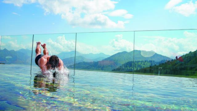 Eintauchen in eine Welt voller Action und unvergesslicher Momente: Die Riesneralm (hier mit dem Gipfelbad) bietet Abwechslung und Spaß für die ganze Familie. | Foto: Erwin Petz