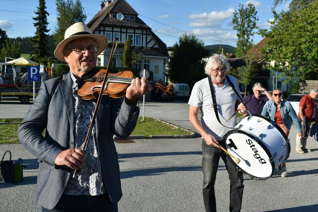 Musikalisch begleitet wird die Wanderung von den Trommelgeigern&amp;Freunden. | Foto: Helmut Eder