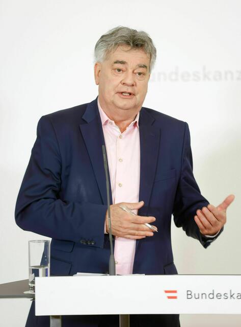 Werner Kogler, Vizekanzler sowie Bundessprecher der Grünen: Wenn es Änderungen im aktuell besonders strengen Staatsbürgerschaftsrecht gibt, stellt sich diese Frage weniger dringend. Denn damit bekämen in Österreich geborene oder lange in Österreich lebende Menschen Zugang zur Staatsbürgerschaft und somit auch zum Wahlrecht.  | Foto: BKA/Aigner