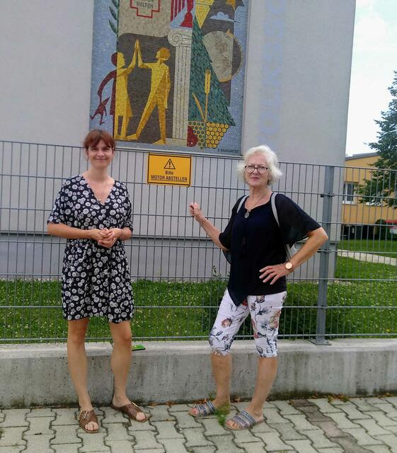 Schremser mit Ersatzgemeinderätin Margarete Pauer vor einem der Schilder. | Foto: Die GRÜNEN