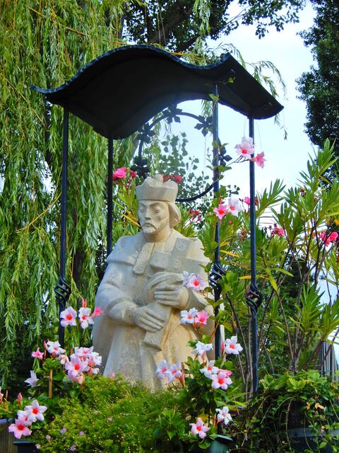 Der Heilige Nepomuk im Gastgarten des NEUERWirts