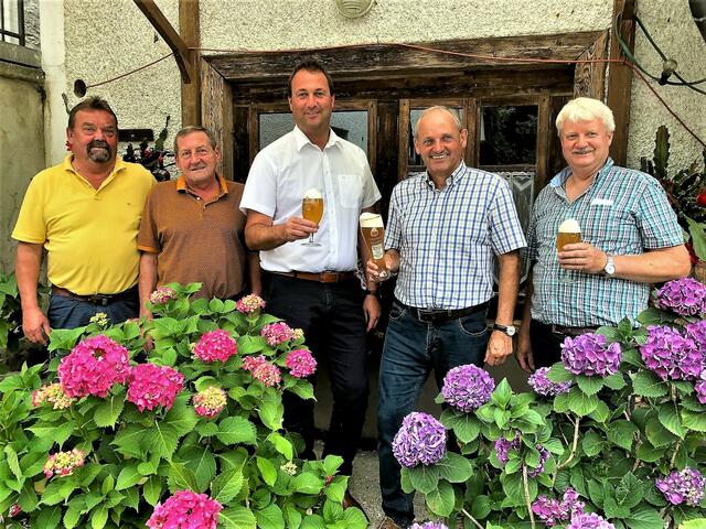 Das Bier floss in Strömen – darüber freuten sich (von links) die beiden Verkaufsleiter Stefan Wallner (Baumgartner) und Franz Haslehner (Wolferstetter) sowie Kneiding-Wirt Franz Jodlbauer. | Foto: Franz Gruber