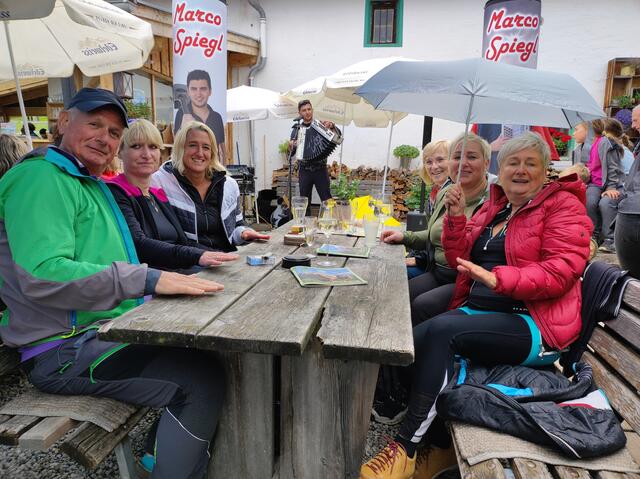 Beste Stimmung mit Fans aus Südtirol, der Schweiz und natürlich aus dem Stubaital.  | Foto: Mair