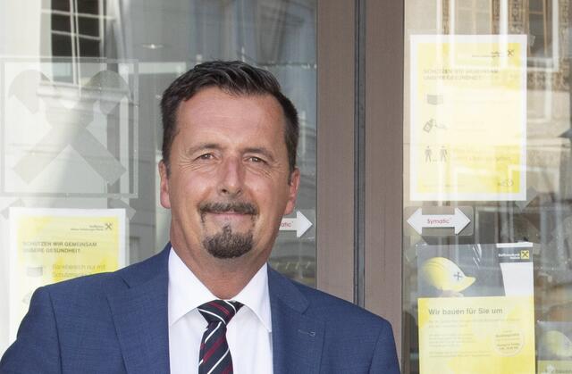 "Unsere Bankstellen in Adnet, Bad Vigaun und Puch werden räumlich adaptiert und ab Sommer 2024 als moderne Selbstbedienungsbankstellen betrieben. Es werden keine Standorte geschlossen", sagt Direktor Alois Innerhofer. | Foto: Raiba Hallein-Oberalm
