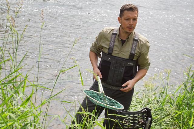 Beim Elektrofischen lernen die Teilnehmer einzelne Fischarten näher kennen.  | Foto: Helmut Eder