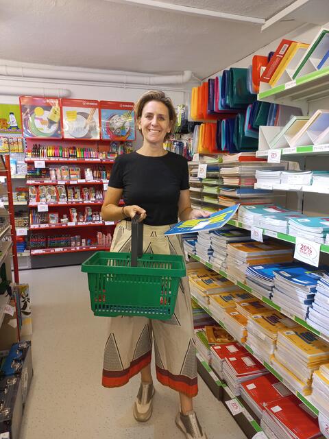 Doris Dim-Knoglinger beim Zusammenpacken einer Schulliste. | Foto: Dim-Knoglinger