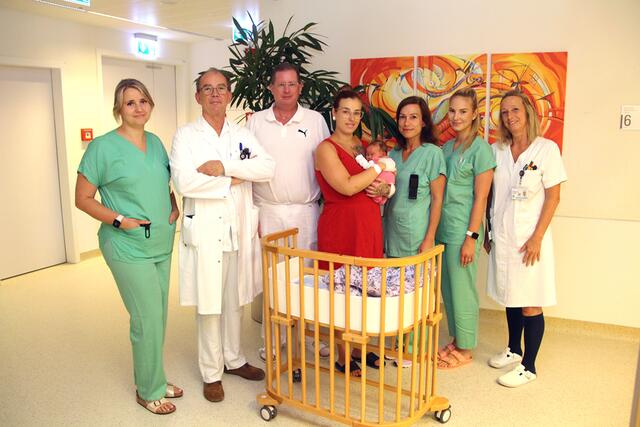 Asistenzärztin der Gynäkologie, Jasmin Cechova (Geburtshelferin von Olivia), Primar Peter Frigo, Robert Hundegger, Jennifer Bauhofer mit Olivia, die Hebammen Karolina Matak und Andrea Neubauer-Fally und die Stv. Stationsleiterin Rosemarie Schön.
 | Foto: LK Mistelbach