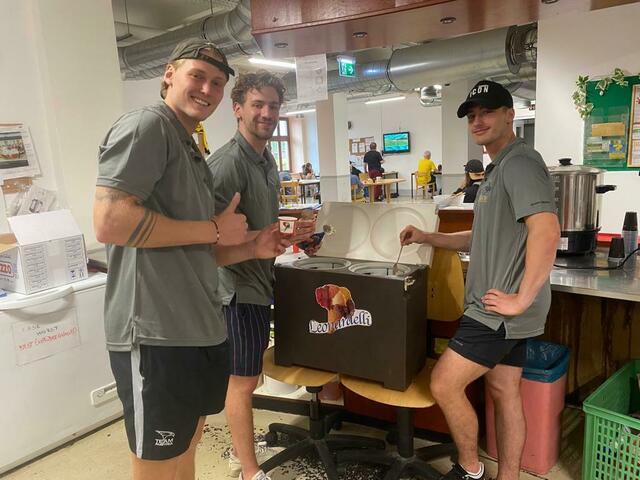 Mit Eis kennen sich die Stars der Capitals immer und überall aus.  | Foto: Vienna Capitals