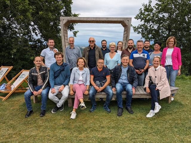 Die Bürgermeisterin von Wolfsegg mit den Amtsleitern des Bezirks vor dem Friedensfenster auf der Oö. Gartenzeit | Foto: Christian Schneeberger
