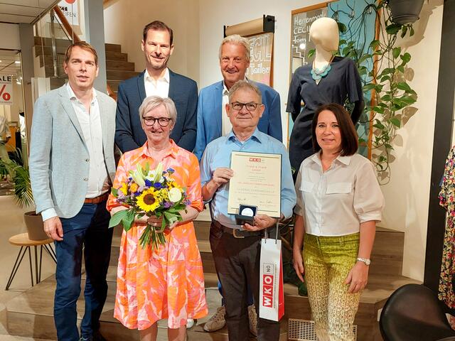Haben das Modehaus 50 Jahre lang geführt: Christa und Kurt Friedl übergaben an Franz und Gerald Schneider. | Foto: Julius Gelles
