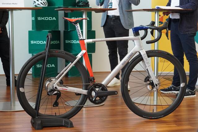 Das individuell angefertigte Rennrad wird für den guten Zweck versteigert. | Foto: Petra Huber