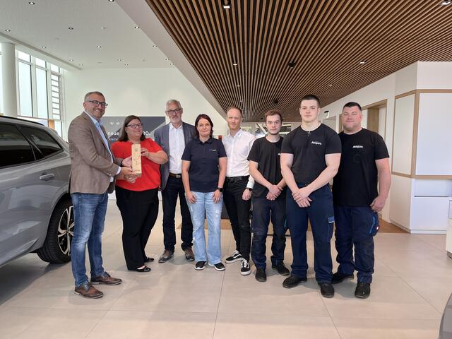 Micha-Emanuel Hauser, Christine Schreiner VCA, Jürgen Anlauf VCA, Barbara Martinz, Stephan Troger, Rasim Mujcin, Daniel Kraus und Markus Walcher (v.l.), freuen sich über die Auszeichnung zum „Volvo Cars Star“.  | Foto: Autopark