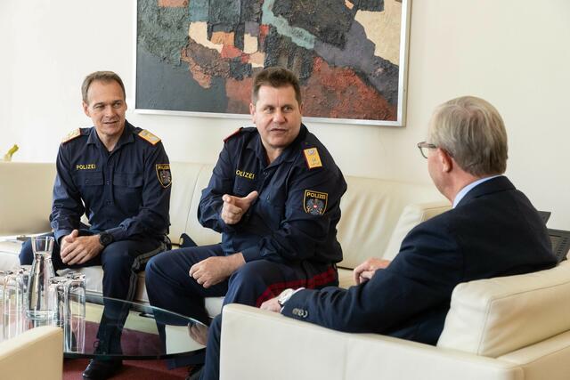 Im Chiemseehof beim Gespräch betreffend die Situation der Exekutive im Bundesland Salzburg, v. li.: Landespolizeidirektor Bernhard Rausch, Michael Takacs (Direktor Bundespolizei), Landeshauptmann Wilfried Haslauer. | Foto:  Land Salzburg/Neumayr/Hofer 