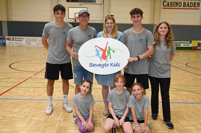 Bewegte Kids: GR Patrizia Wolkerstorfer (Mitte) mit Patrizia Holdhaus (re.), Lukas Nord (2. V. re.) und Hans Holdhaus (2. v. li.). | Foto: 2023psb/sap