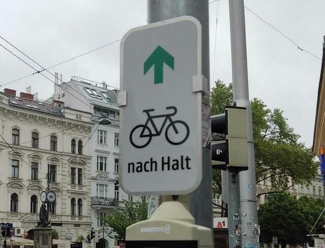 Ein kleiner grüner Pfeil macht es Radfahrenden möglich, nach kurzem Halt bei einer roten Ampel weiterzufahren (Symbolbild). | Foto: Patricia Kornfeld