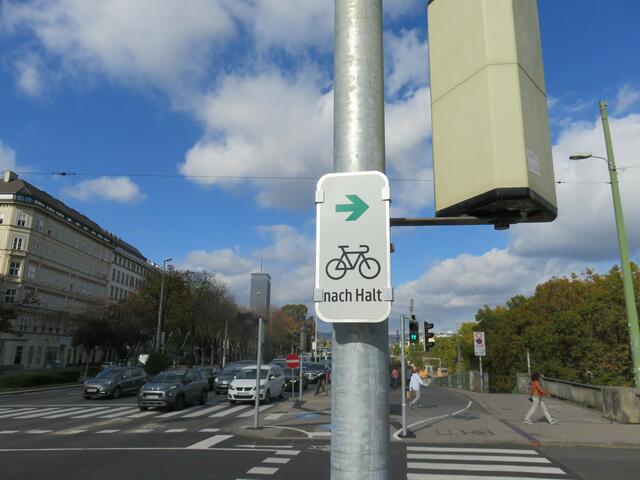 Weiterfahren trotz Rot – möglich macht es ein grüner Pfeil.