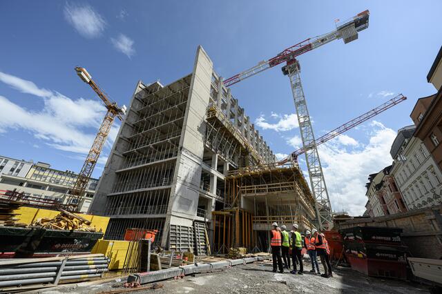 Blick auf die laufende Revitalisierung des Bestandsturms am 9.000-m²-RAIQA-Areal während des Baustellenbesuchs durch den RLB-Vorstand.  | Foto: Oss