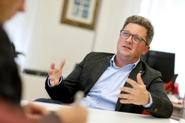 Landesrat Michael Lindner (SPÖ): "Wir haben die höchsten Straftaten, wir haben strukturell rechte Netzwerke, wir haben das Zentrum der Identitären in Steyregg, wir hatten den riesigen Waffenfund bei dieser Rockergruppe. Und ich fordere schon seit Jahren, dass wir strukturell diese rechtsextremen Netzwerke bekämpfen." | Foto: Land OÖ / Stinglmayr