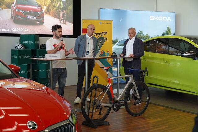 Wolfi Mair stellt das zu versteigernde Fahrrad wird vor. | Foto: Petra Huber