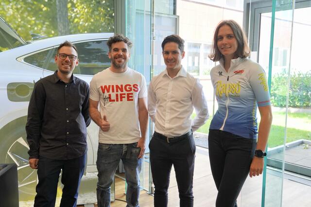 Die Fahrradsportler (rechte Seite) Daniel Reiter und Julia Huber treten beim "Cyclodome" an. (linke Seite) Christian Krapf von der Firma "1 of 1" und der Ex-Fußballer Wolfi Mair entwickelten zusammen das spezielle Rennrad, das für "Wings-for-Life", nach dem Promi-Rennen, versteigert wird. | Foto: Petra Huber