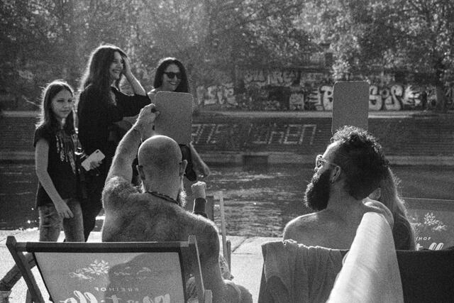 Alle Bilder hängen in der Ausstellung in der Weinstube Josefstadt. | Foto: Robert de Booij