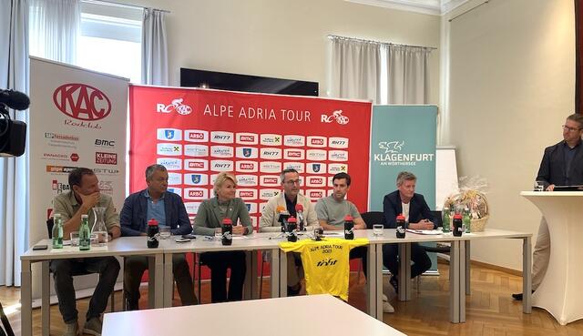 Veranstalter Paco Wrolich, Tourismusreferent Max Habenicht, Stadträtin Sandra Wassermann, Sportreferent Franz Petritz, Ex-Profi Bernie Eisel, Landessportdirektor Arno Arthofer und RC-KAC-Schriftführer Ed Wohlfahrt präsentierten die Alpe Adria Tour (v.l.). | Foto: RegionalMedien Kärnten