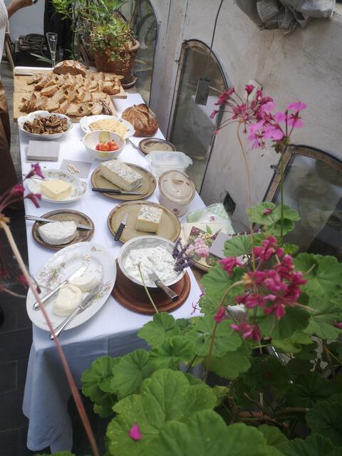 Ein rustikales Buffet mit regionalen Köstlichkeiten gab es für die Gäste.