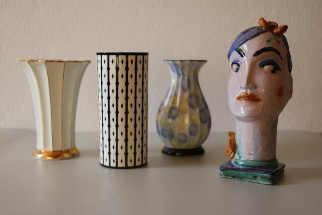 Frauenkopf mit blauen Haaren von Gudrun Baudisch und diverse geometrische Vasen, Entwurf Hoffmann.  | Foto: Elisabeth Vavra