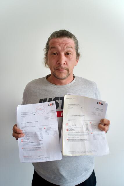 Martin Mitteregger mit den EVN-Rechnungen, welche die horrende Preissteigerung unterstreichen. | Foto: Santrucek