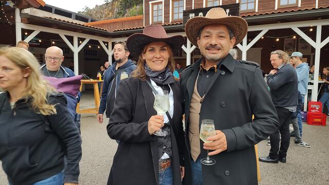 Nina und Ibi Mayer: Ein Spritzer vor dem Westernspektakel. | Foto: Karl Kreska