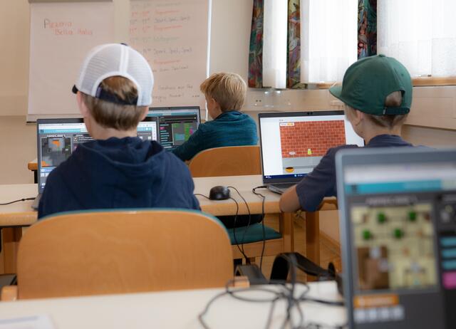 Die jungen Tüftlerinnen und Tüftler lernten Grundkenntnisse der Programmiersprache und erfuhren wie Videos gedreht werden. | Foto: Foto Steinfisch
